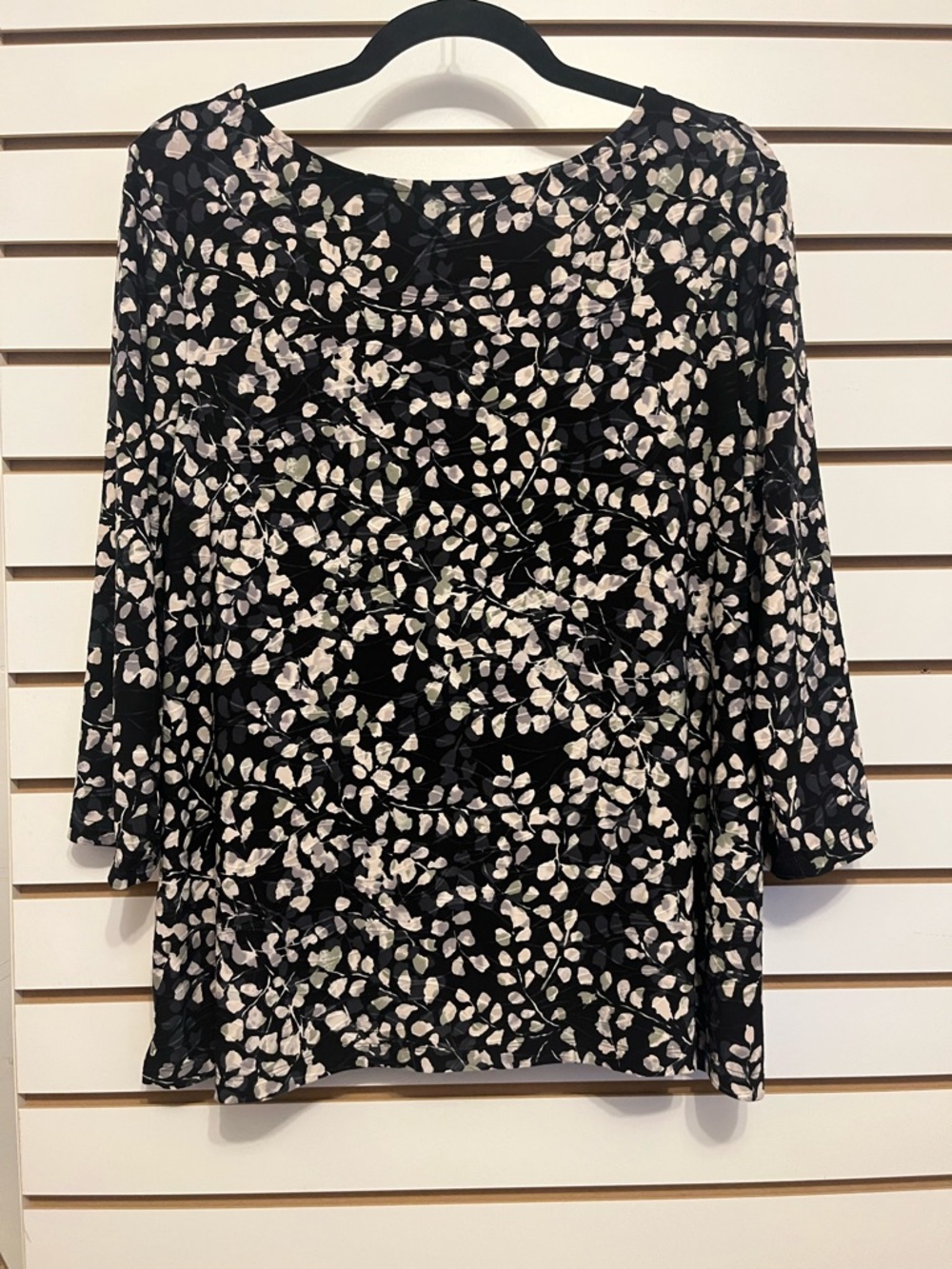 🧡 3/$15 Black & Cream Leaf-Print Long Sleeve Scoop Neck Top